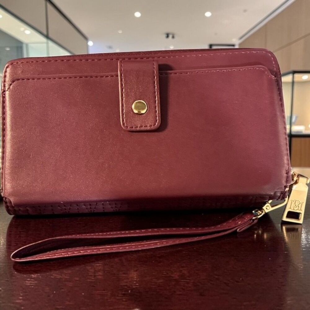 Badgley Mischka Burgundy Quilted Zip Around Wallet Wristlet Gold Logo NWOT - Picture 2 of 3
